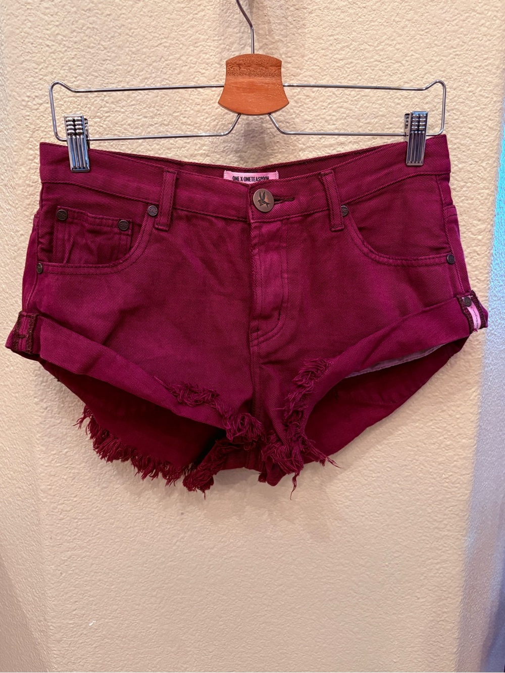 One x Oneteaspoon Bandits Raspberry Denim Raw Hem Button Fly Shorts Size 26
